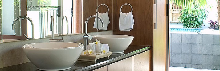 0000053047_HeaderBathroom1brbathrmvanithy