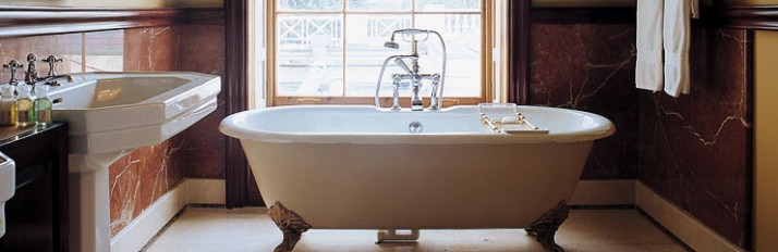 19962-0000042260-mansion-bathroom