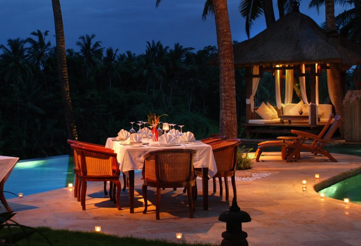 Mr & Mrs Smith - Pool dining