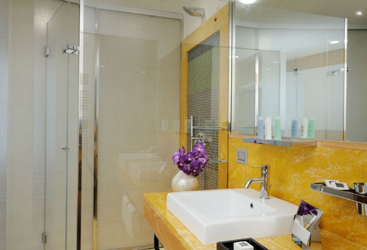 Mr & Mrs Smith - Bathroom