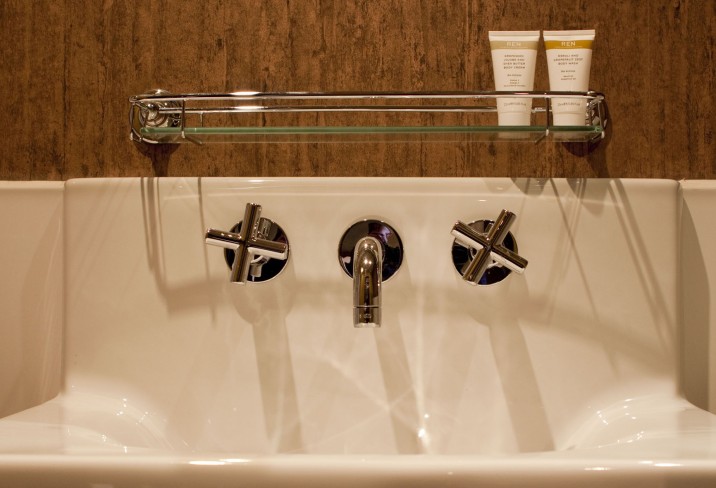 Mr & Mrs Smith - Bathroom detail