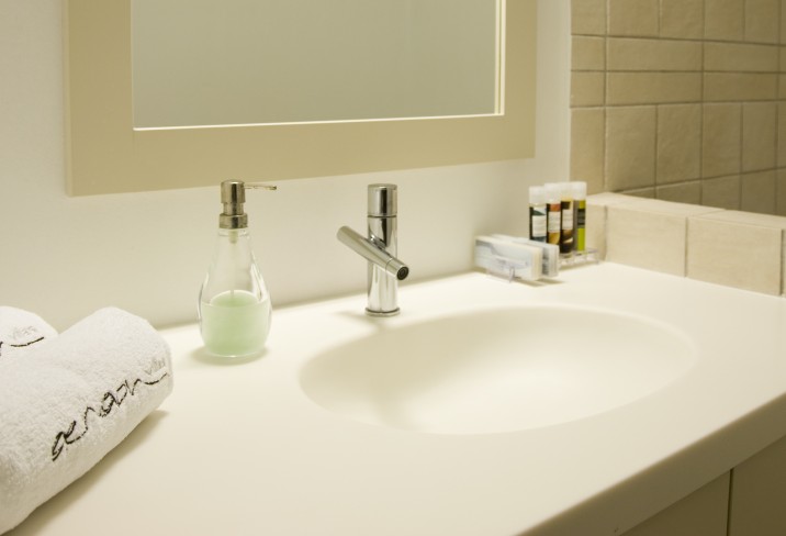 Mr & Mrs Smith - Bathroom