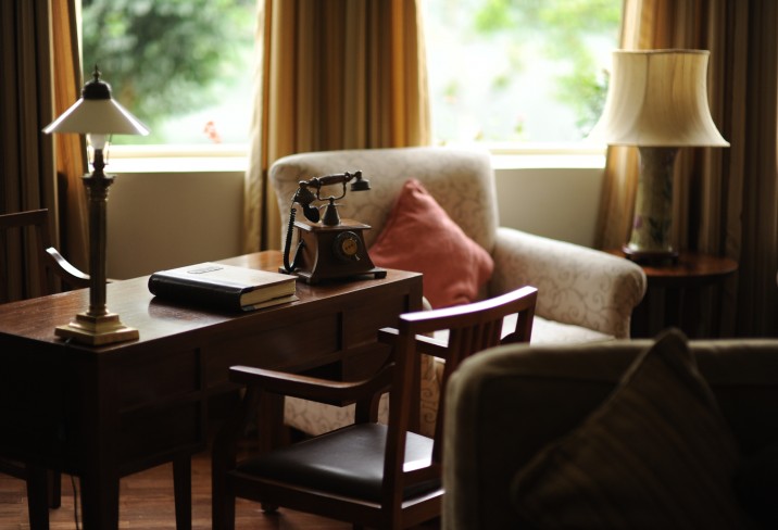 Mr & Mrs Smith - Castlereagh Bungalow library