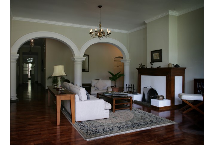 Mr & Mrs Smith - Castlereagh Bungalow library