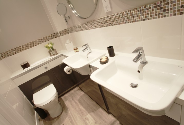 Mr & Mrs Smith - Deluxe Super King Bathroom (Bedroom 3)
