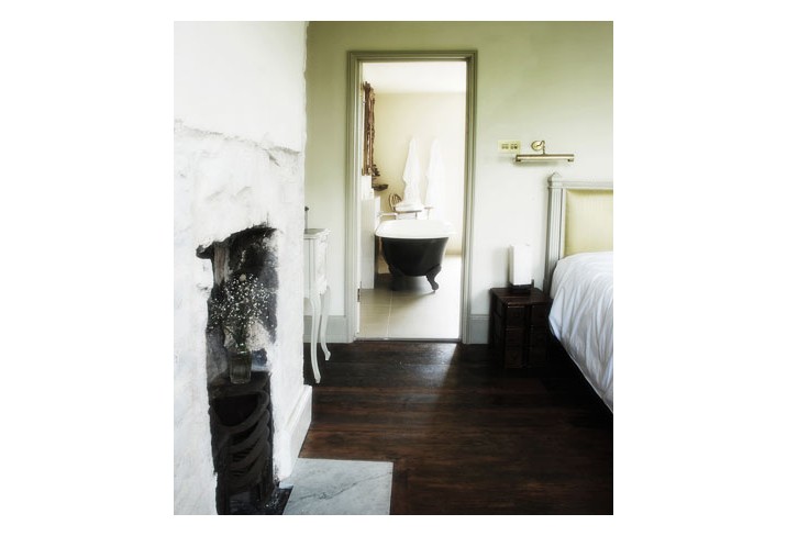 Mr & Mrs Smith - Room Two bedroom and bathroom