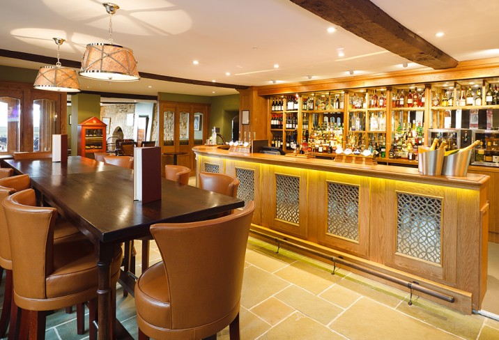 Mr & Mrs Smith - Tudor Bar