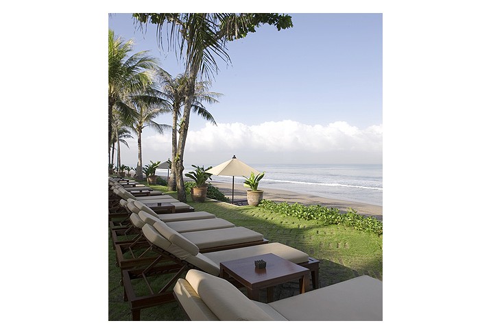 Mr & Mrs Smith - Sunloungers at the Legian