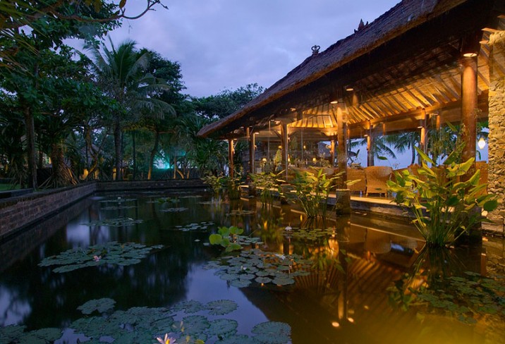 Mr & Mrs Smith - Pool bar at the Legian