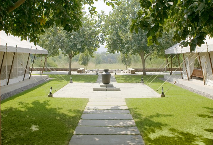 Mr & Mrs Smith - Hotel entrance