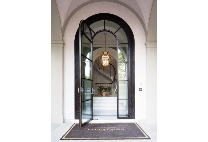 Mr & Mrs Smith - Entrance