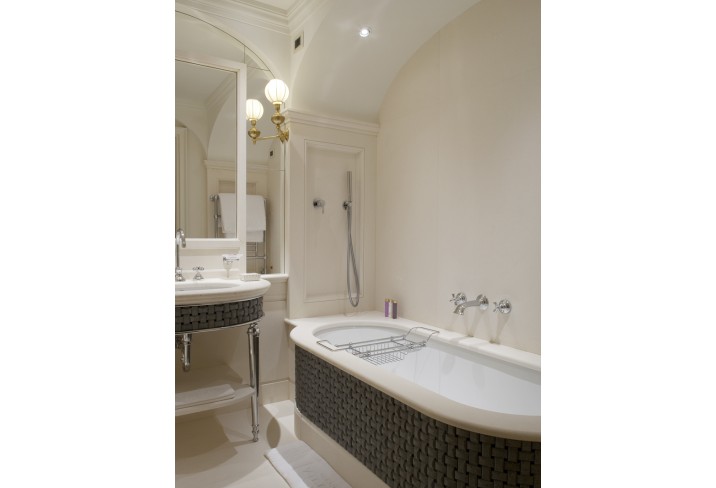 Mr & Mrs Smith - Suite bathroom