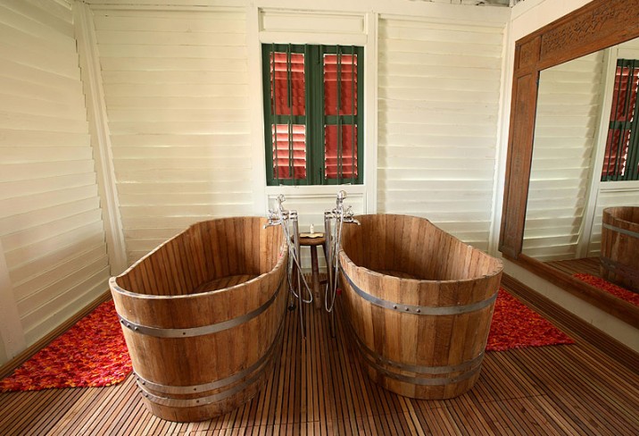 Mr & Mrs Smith - Colonial House 