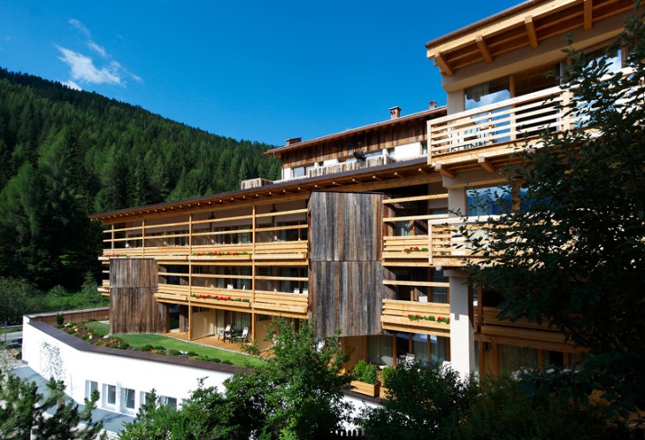 Mr & Mrs Smith - Exterior