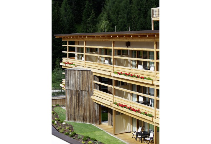 Mr & Mrs Smith - Exterior