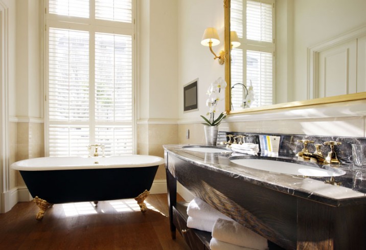 Mr & Mrs Smith - Bathroom