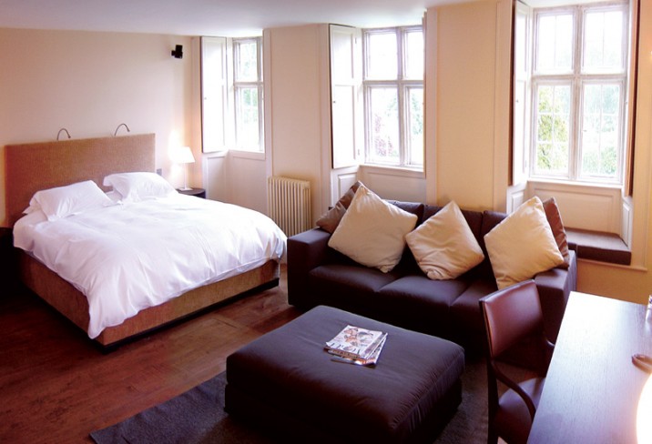 Mr & Mrs Smith - Brown Bedroom