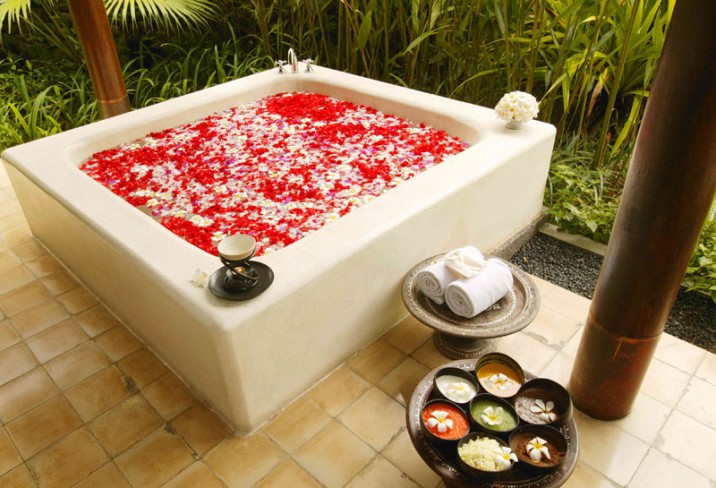 Mr & Mrs Smith - Bath tub