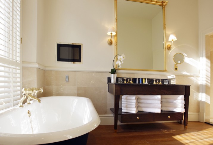 Mr & Mrs Smith - Bathroom