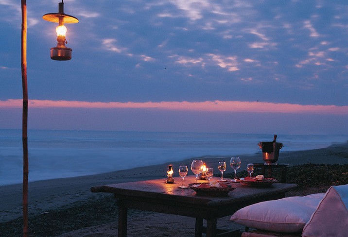 Mr & Mrs Smith - Beach dining