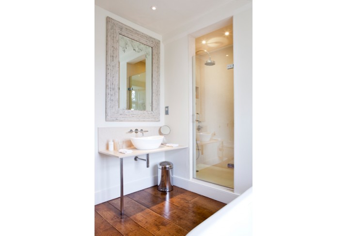 Mr & Mrs Smith - Bathroom