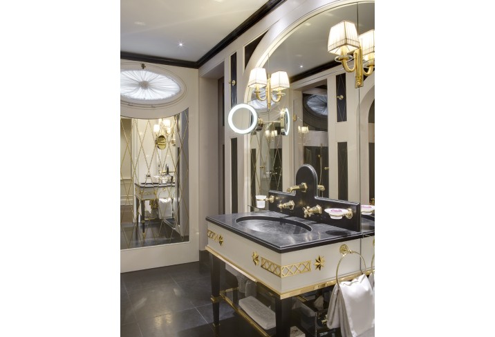 Mr & Mrs Smith - Bathroom