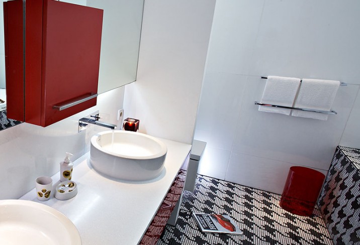 Mr & Mrs Smith - Kids red bathroom
