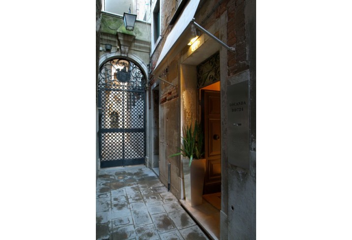 Mr & Mrs Smith - Entrance 