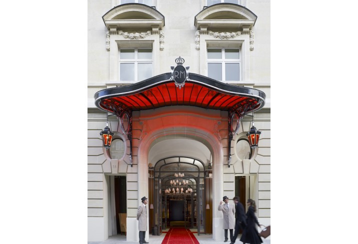 Mr & Mrs Smith - Entrance