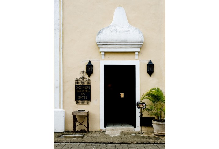 Mr & Mrs Smith - Entrance