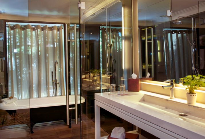 Mr & Mrs Smith - R Bell Bathroom