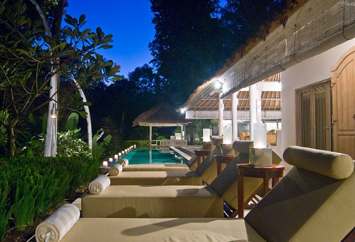 Mr & Mrs Smith - Sun lounges and pool