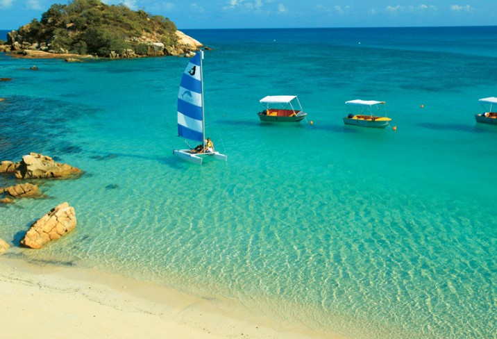 Mr & Mrs Smith - Catamaran sailing