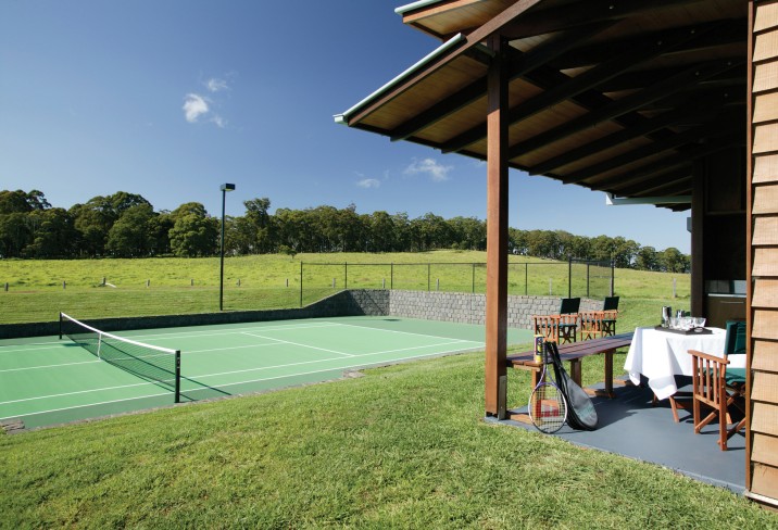 Mr & Mrs Smith - Tennis court