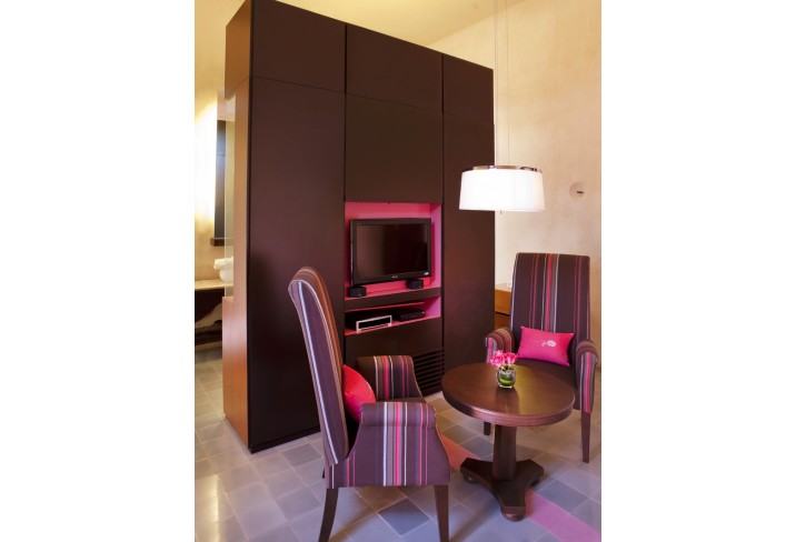 Mr & Mrs Smith - Lounge