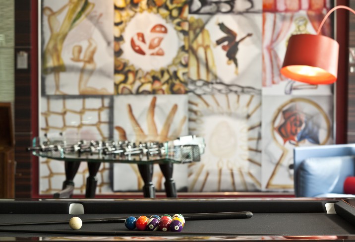 Mr & Mrs Smith - Game Lounge