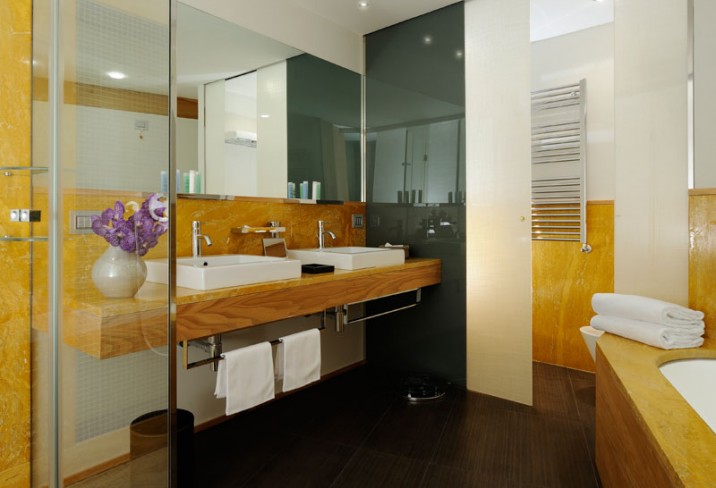 Mr & Mrs Smith - Bathroom