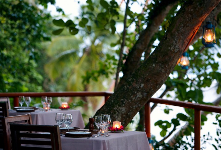 Mr & Mrs Smith - Outdoor dining on the deck