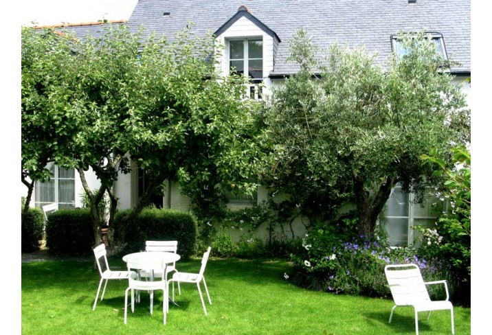 Mr & Mrs Smith - Gardens