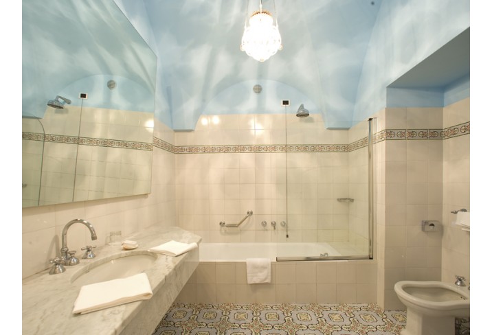 Mr & Mrs Smith - Bathroom