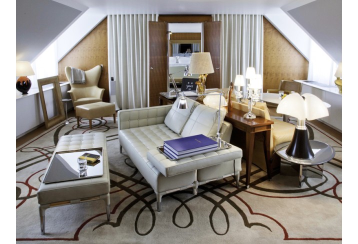 Mr & Mrs Smith - Room