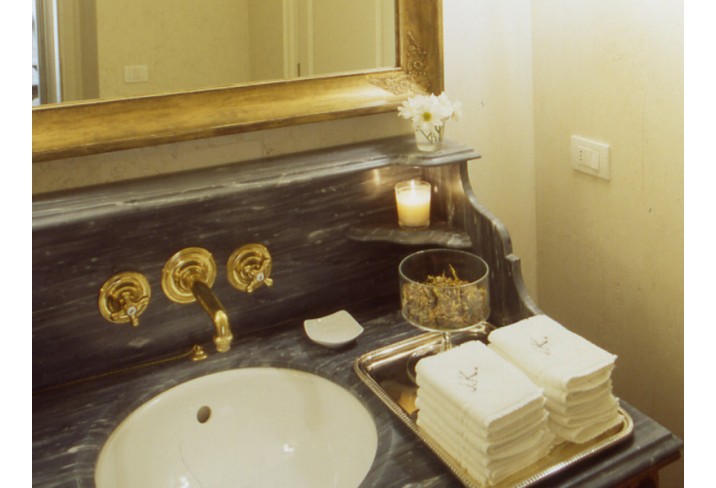 Mr & Mrs Smith - Bathroom