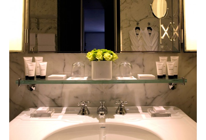 Mr & Mrs Smith - Bathroom