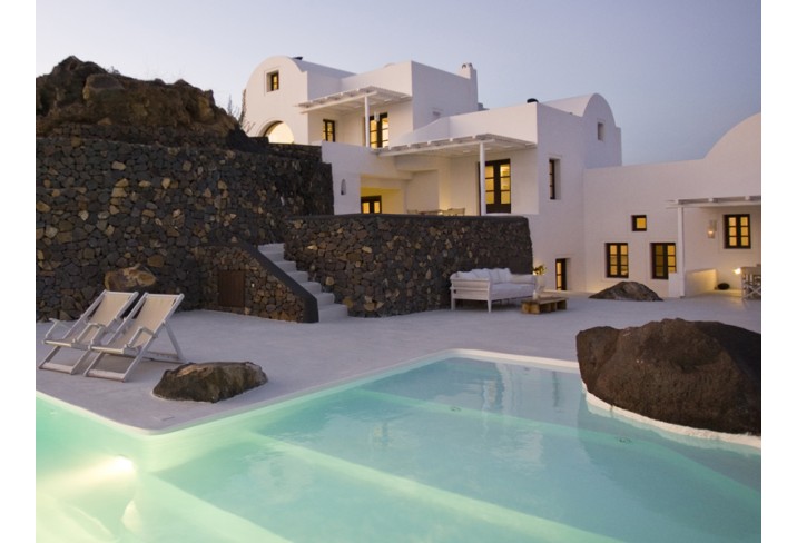 Mr & Mrs Smith - Exterior