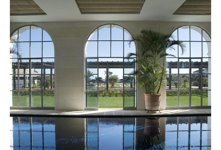 Mr & Mrs Smith - Indoor spa pool