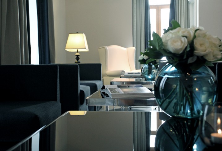 Mr & Mrs Smith - Lounge detail
