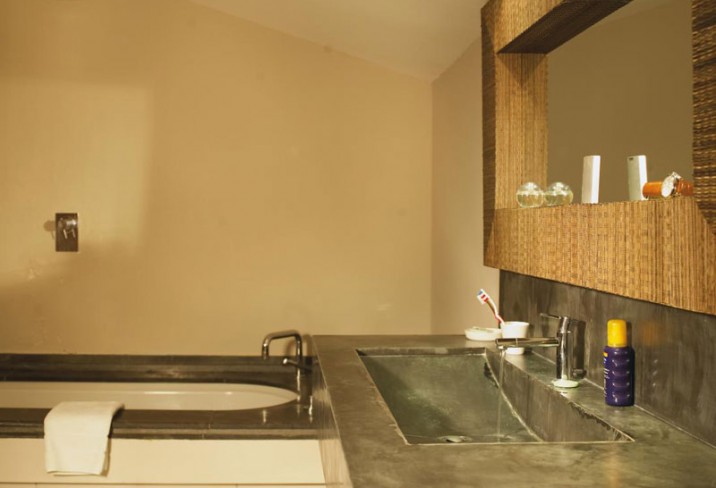 Mr & Mrs Smith - Bathroom