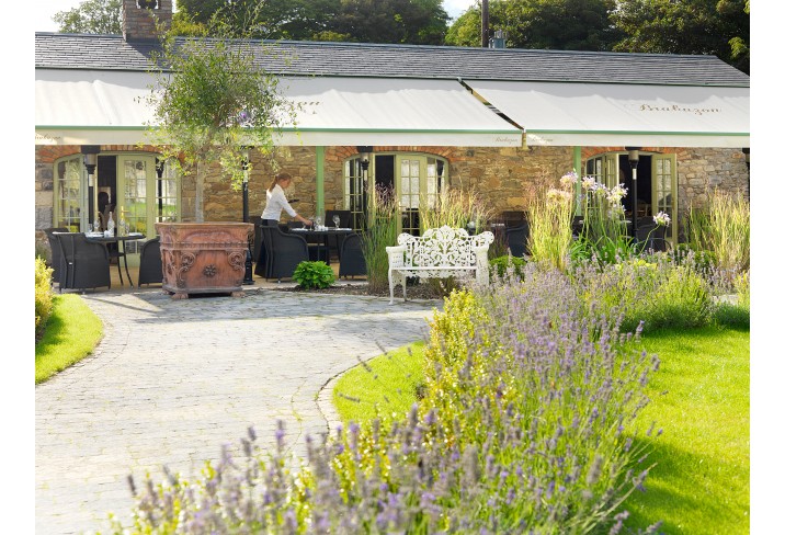 Mr & Mrs Smith - Outdoor dining at Brabazon