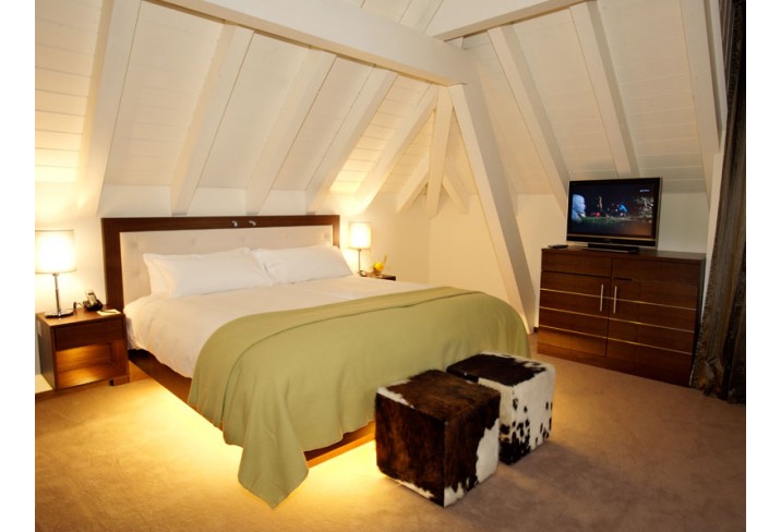 Mr & Mrs Smith - Suite bedroom