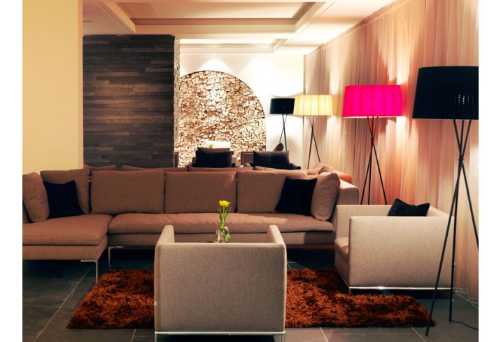 Mr & Mrs Smith - Lobby